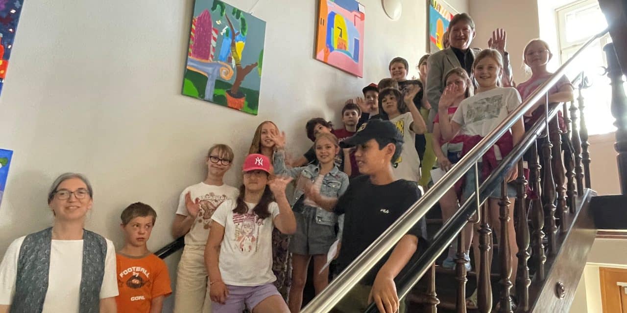 Farbenfrohe Werke moderner Malerei neu interpretiert