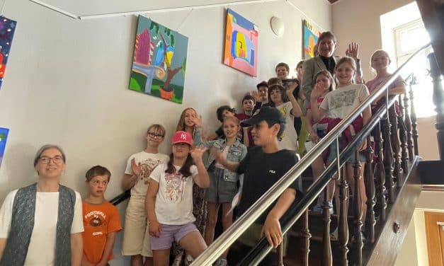 Farbenfrohe Werke moderner Malerei neu interpretiert