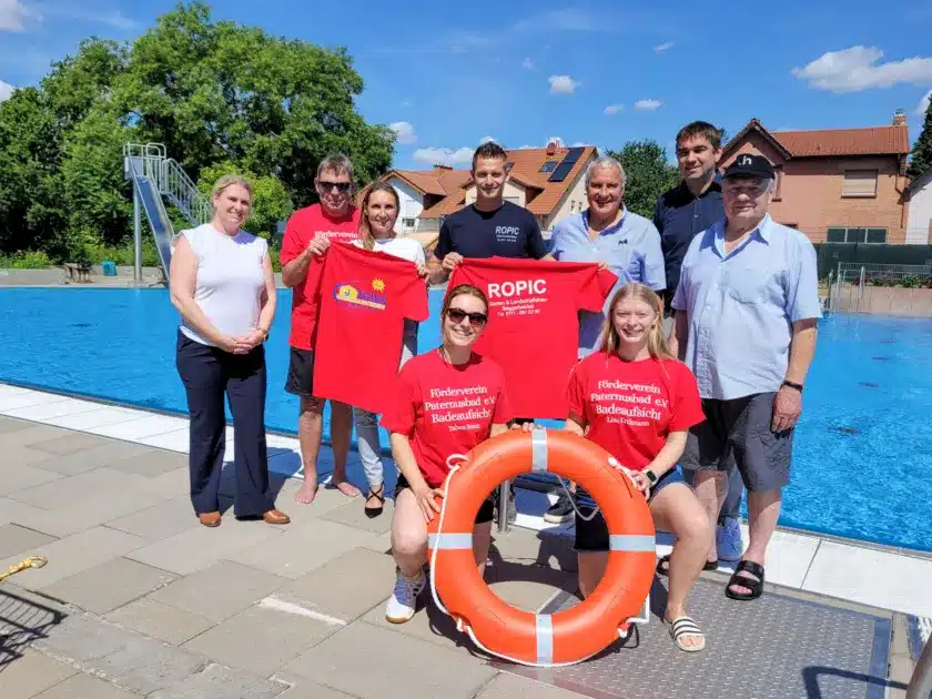 Neue T-Shirts für die Lebensretter – Sponsoren unterstützen Förderverein Paternusbad