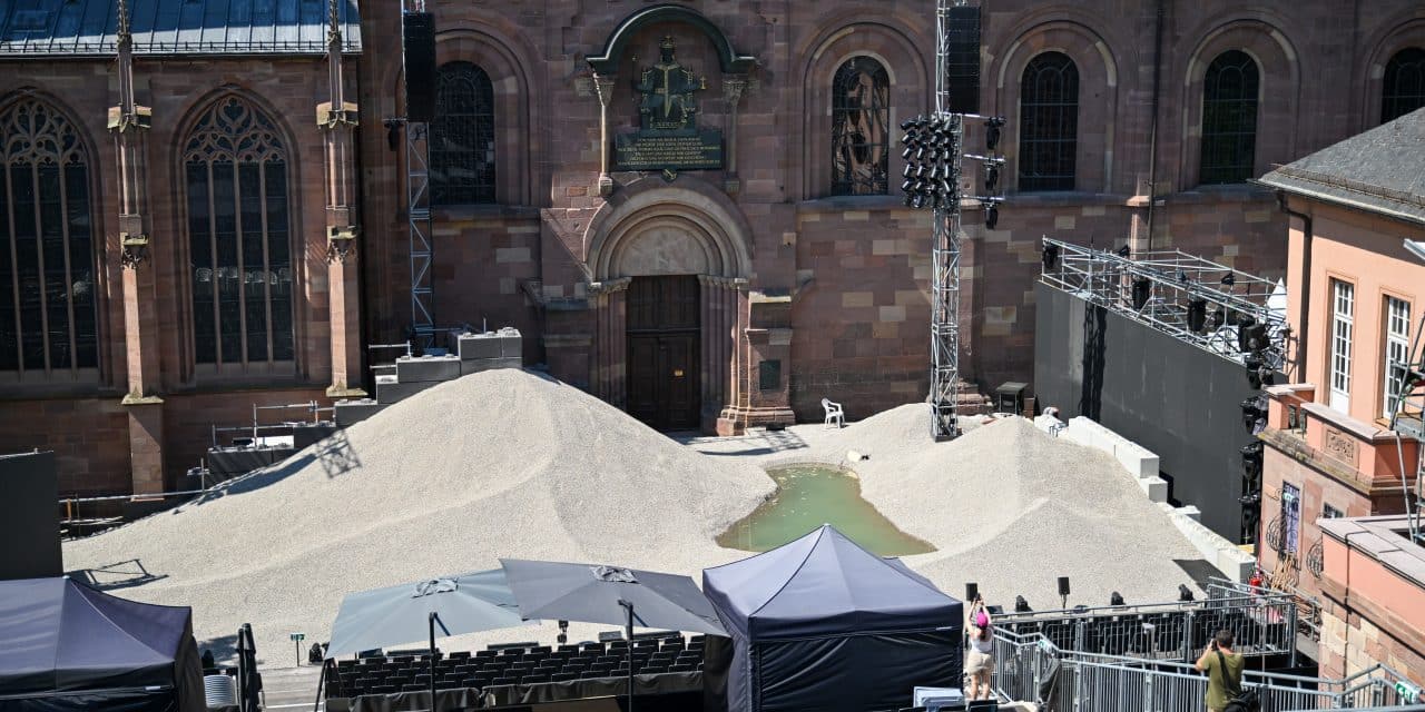Spektakuläres Bühnenbild vorgestellt: 600 Tonnen Kies vor dem Wormser Dom – Nibelungen-Festspielwoche startet mit Medienprobe am Mittwoch und Premiere am Freitag