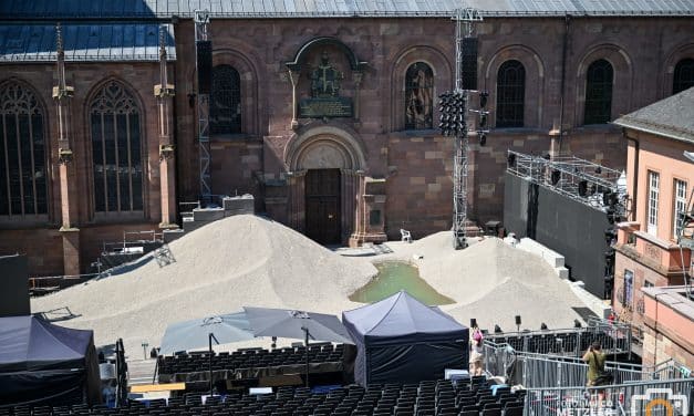 Spektakuläres Bühnenbild vorgestellt: 600 Tonnen Kies vor dem Wormser Dom – Nibelungen-Festspielwoche startet mit Medienprobe am Mittwoch und Premiere am Freitag