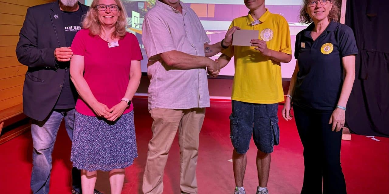 Zum Abschied eine Spende: Willi Ehret unterstützt Löwenschule mit 600 Euro