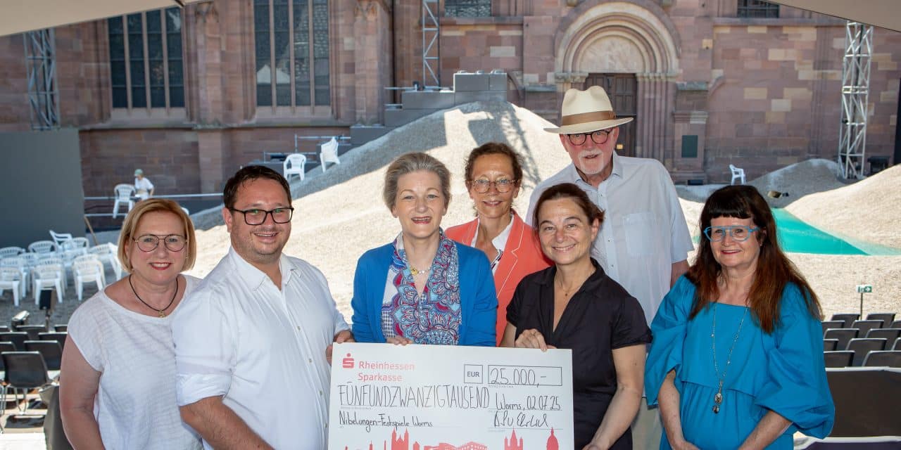 25.000 Euro für ‚SEE AUS ASCHE‘ – Spende am Wormser Dom übergeben