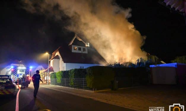 Nächtlicher Garagenbrand in Osthofen – Polizei ermittelt zur Ursache