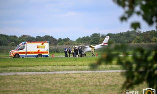 Fahrwerk bricht bei Landung: Pilotin in Worms leicht verletzt