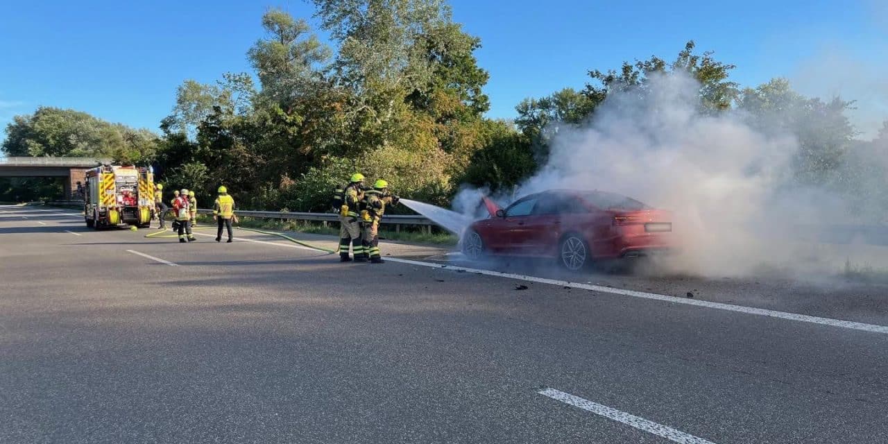 Flammen-Inferno auf der B9: Auto brennt bei Worms – Vollsperrung im Feierabendverkehr