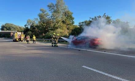 Flammen-Inferno auf der B9: Auto brennt bei Worms – Vollsperrung im Feierabendverkehr