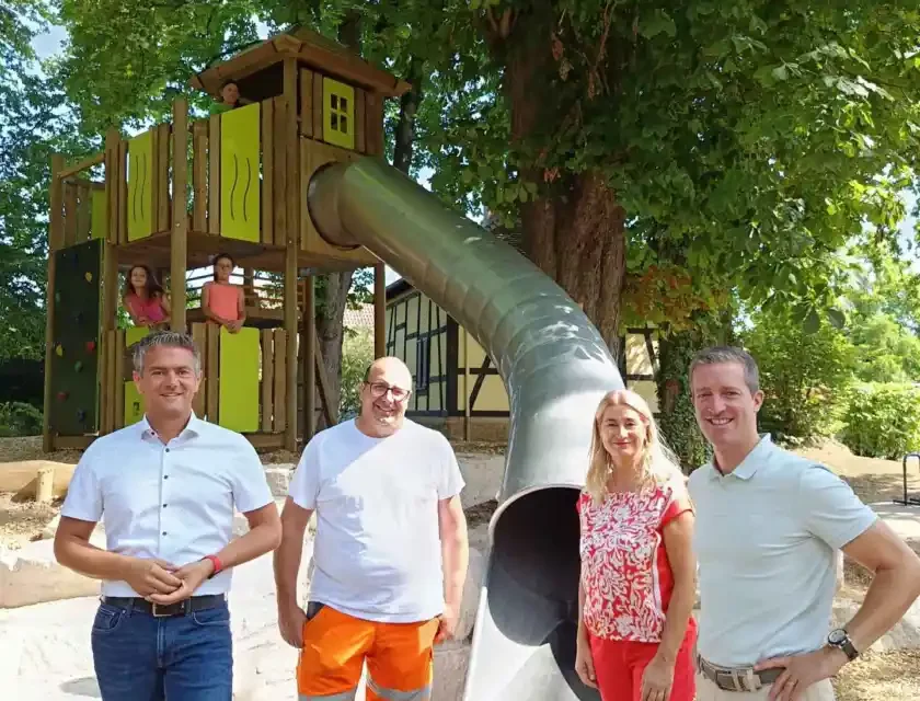 Neue Rutschbahn mit Kletterturm für den Spielplatz „Am Herdry“ – Investition in die Spielfreude