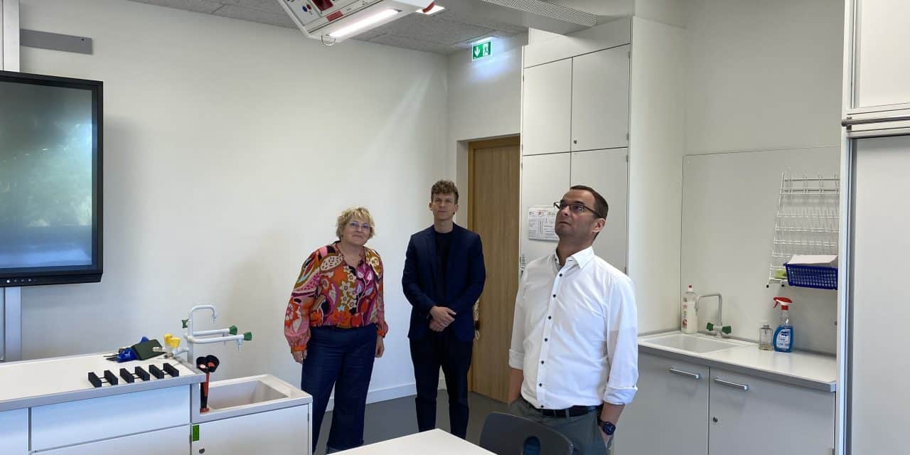 Dirk Beyer besucht Schule der Zukunft