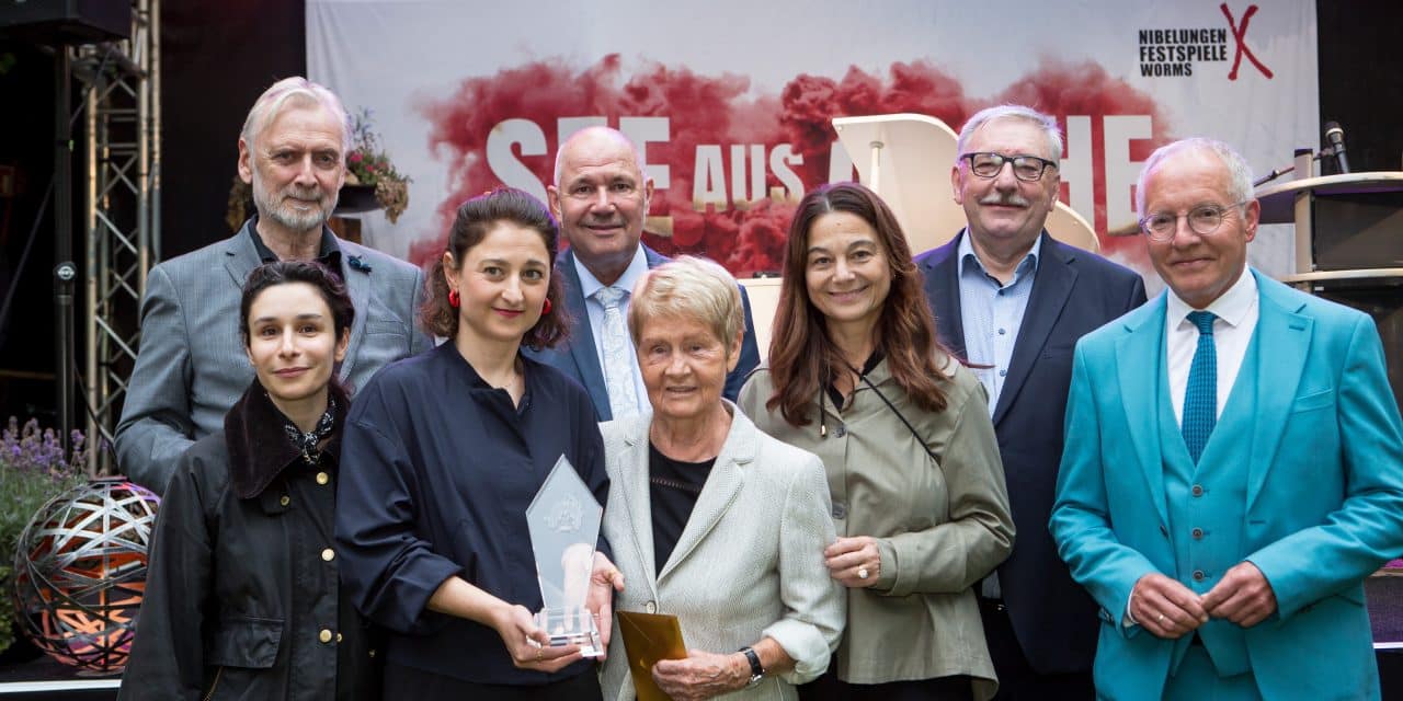 Lisa Natalie Arnold erhält „Mario-Adorf-Preis“ bei Nibelungen-Festspielen