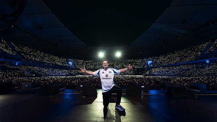 Da lacht das volle Volksparkstadion und ProSieben lacht mit! Bei Chris Talls Soloprogramm „LAUGH STORIES“