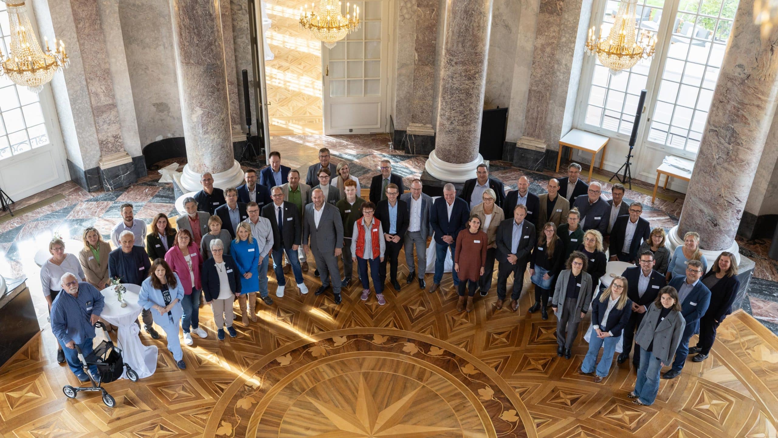 Die Mitglieder des Forums Nachhaltige Entwicklung mit Staatsminister Jung und Staatssekretär Ruhl