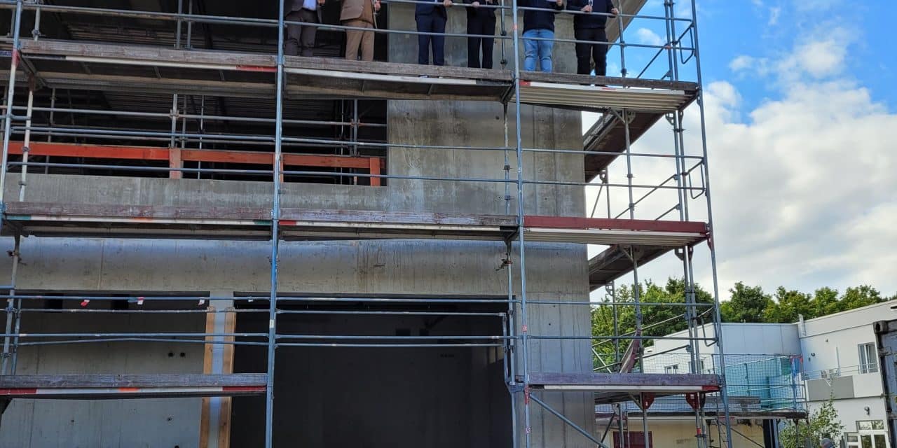 Heinrich-Völker-Bad feiert Richtfest