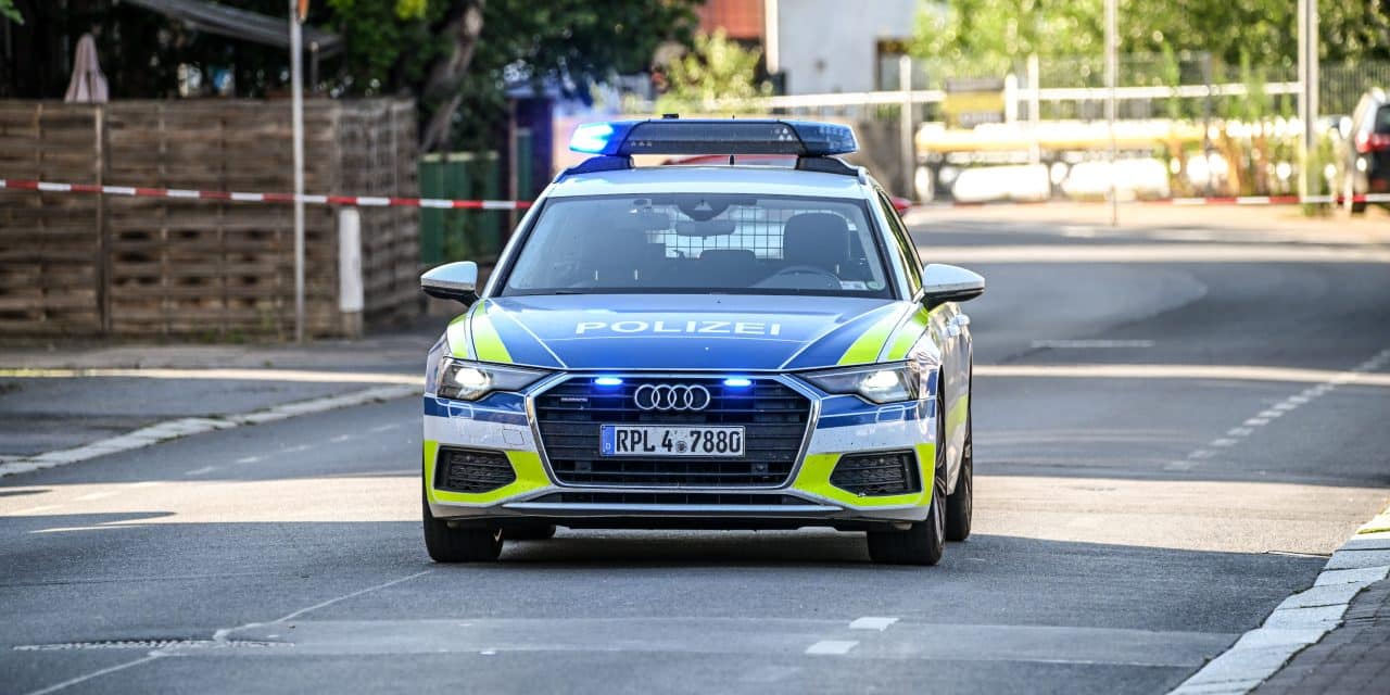 Verkehrsunfall mit hohem Sachschaden und vielen Trümmerteilen auf der BAB 61
