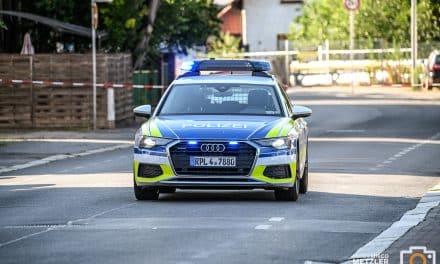 Verkehrsunfall mit hohem Sachschaden und vielen Trümmerteilen auf der BAB 61