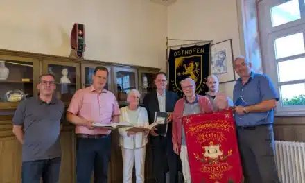 SPD Osthofen übergibt historische Fahne und Unterlagen an Familie Hagemann