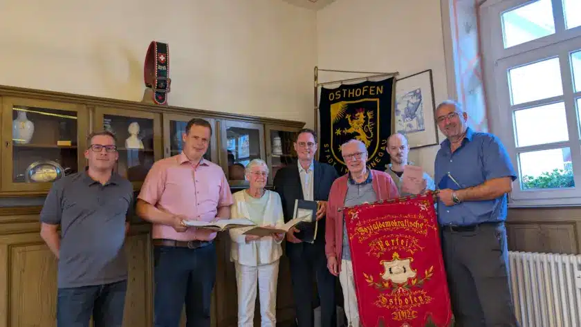 SPD Osthofen übergibt historische Fahne und Unterlagen an Familie Hagemann