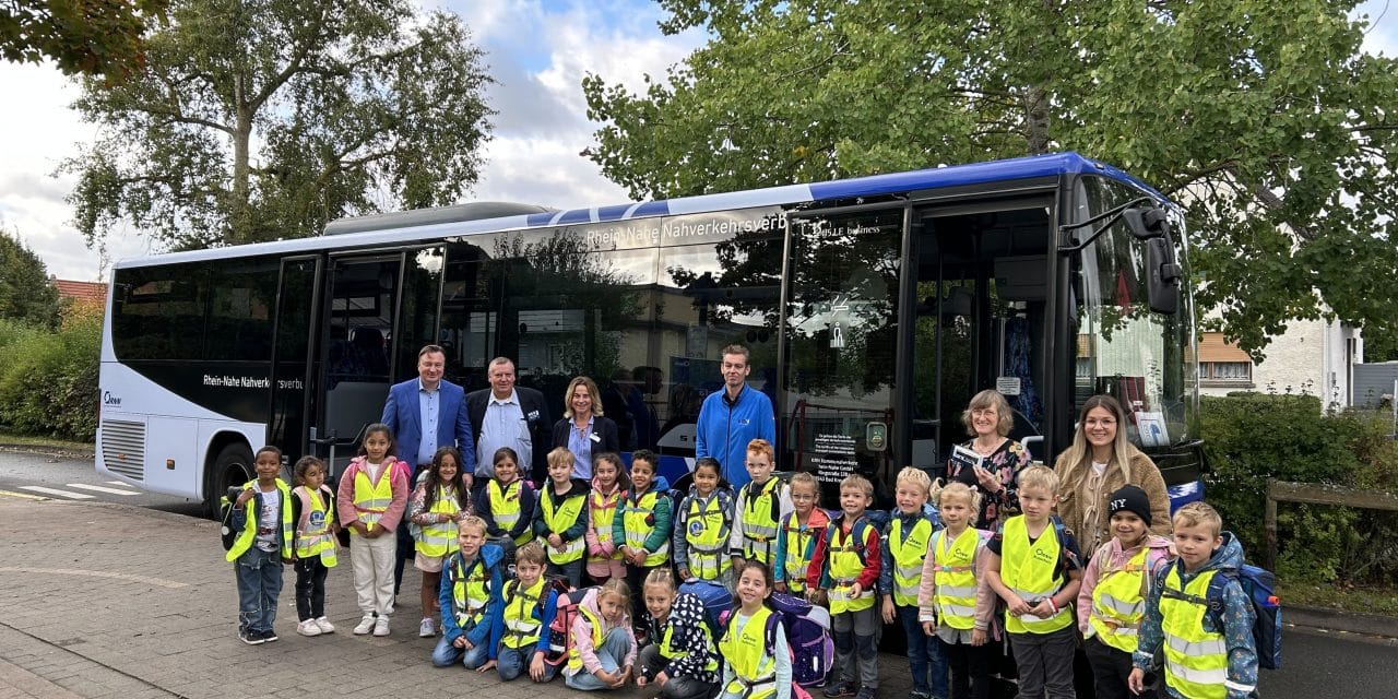 Busschule startet: Kinder lernen sicheren Umgang mit dem Bus