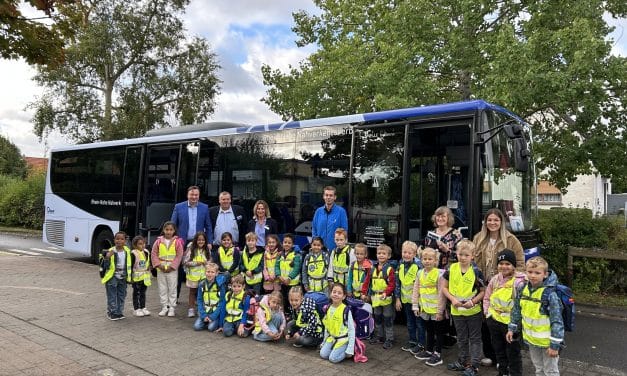 Busschule startet: Kinder lernen sicheren Umgang mit dem Bus