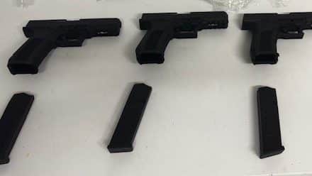 Pizza mit Schuss – Zollfahnder stellen drei Schusswaffen und 170.000 Stück Zigaretten sicher