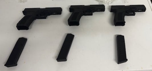 Pizza mit Schuss – Zollfahnder stellen drei Schusswaffen und 170.000 Stück Zigaretten sicher