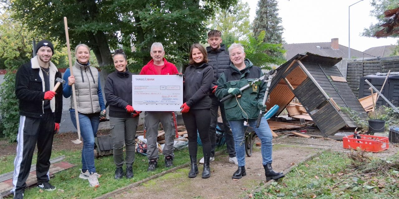 Anpacken statt Akten – Targobank-Team baut Gartenhäuschen für Demenz-WG