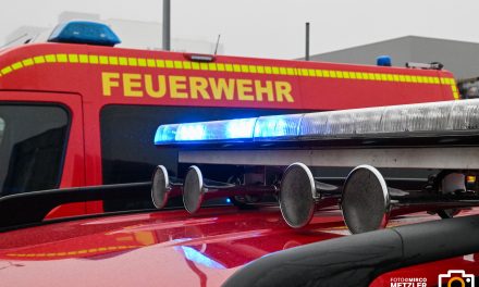 B9 bei Neuhofen: Auffahrunfall mit Schwerverletzten – Feuerwehr im Großeinsatz