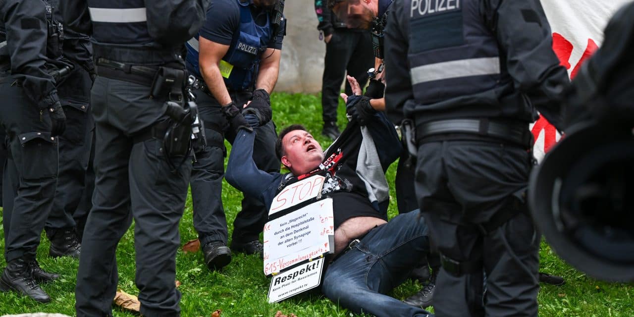 Friedlicher Protest mit kurzer Blockade: Polizei räumt Weg bei Demo „Alzey zeigt Gesicht“