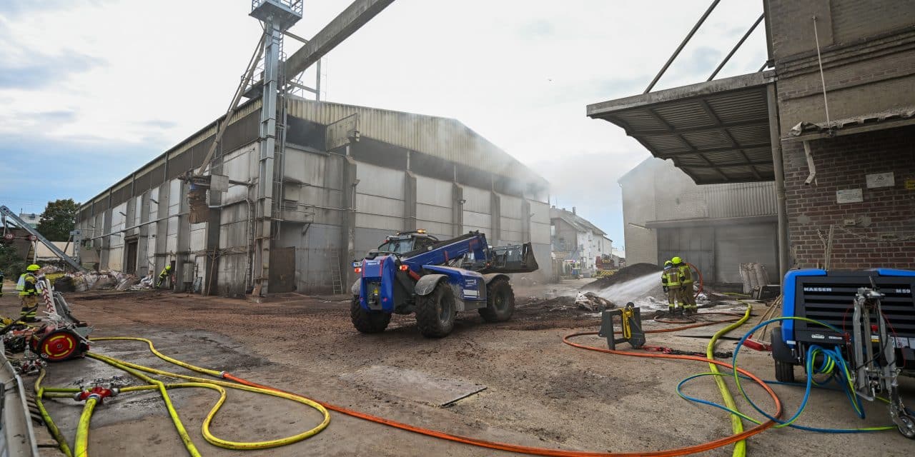 Schwelbrand in Worms: Glutnester beschäftigen Feuerwehr auch am Montag