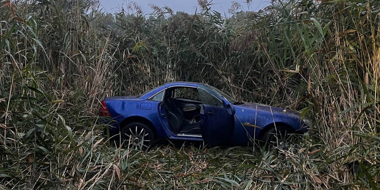 Verkehrsunfall auf der L437 – Fahrzeug überschlägt sich und landet im Schilf