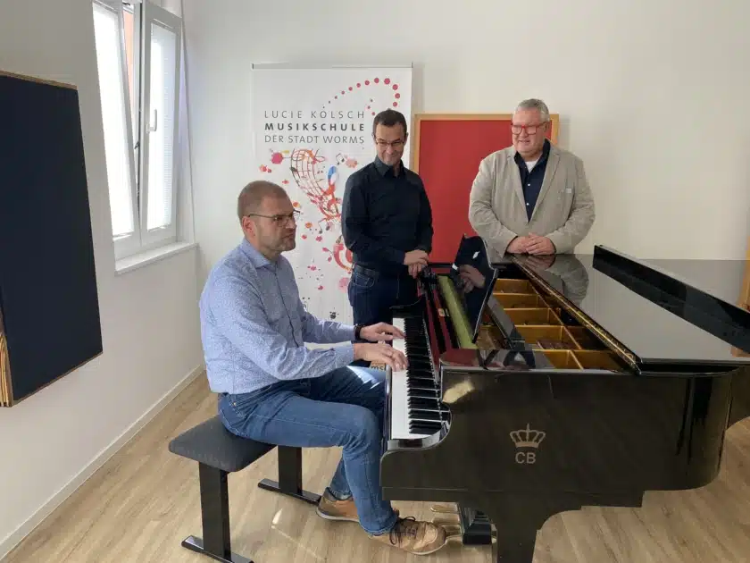 Landtagsabgeordneter Dirk Beyer besucht die Lucie-Kölsch-Musikschule in Worms