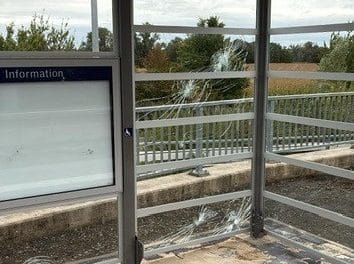 Vandalismus in Dienheim – Wer hat die Zerstörung am Bahnhof beobachtet?