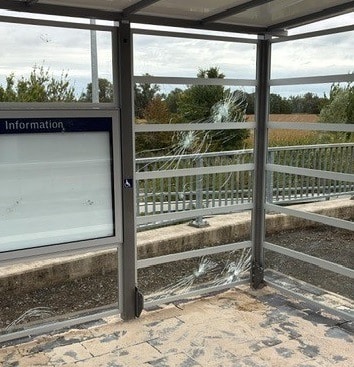 Vandalismus in Dienheim – Wer hat die Zerstörung am Bahnhof beobachtet?