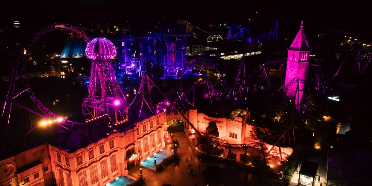 Achterbahnen leuchten in Pink: Europa-Park sensibilisiert für Brustkrebsvorsorge