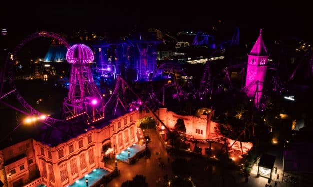 Achterbahnen leuchten in Pink: Europa-Park sensibilisiert für Brustkrebsvorsorge