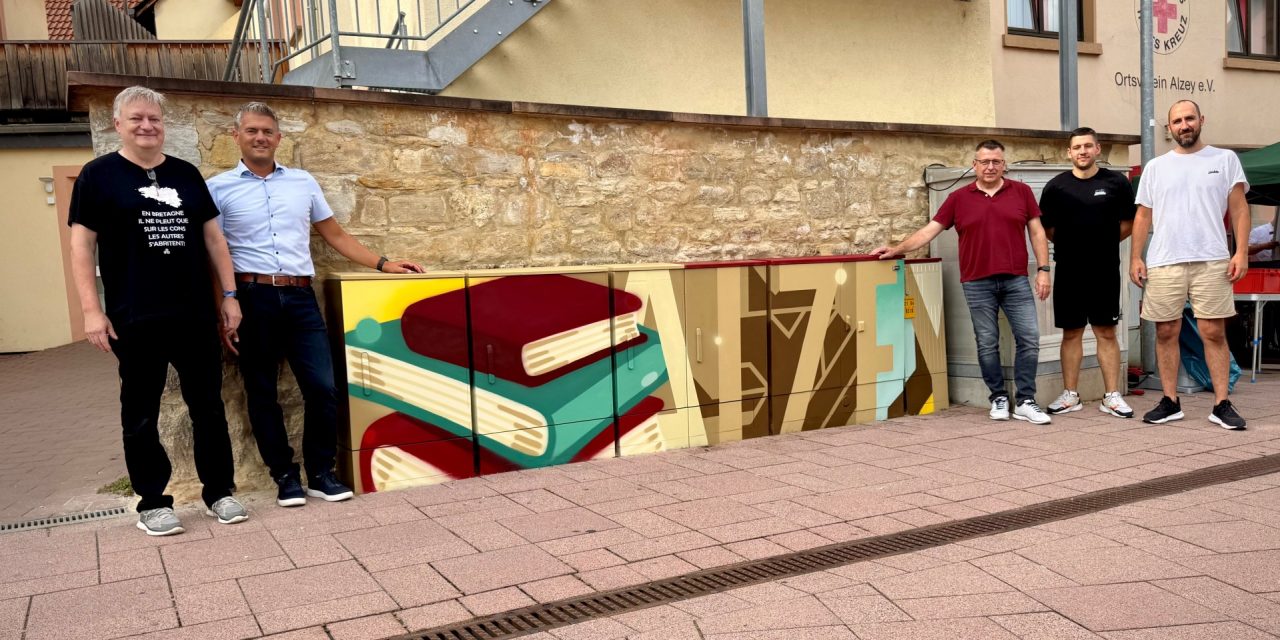 Aus Grau wird Bunt: Aus langweiligen Stromkästen in der Stadt werden kleine Kunstwerke