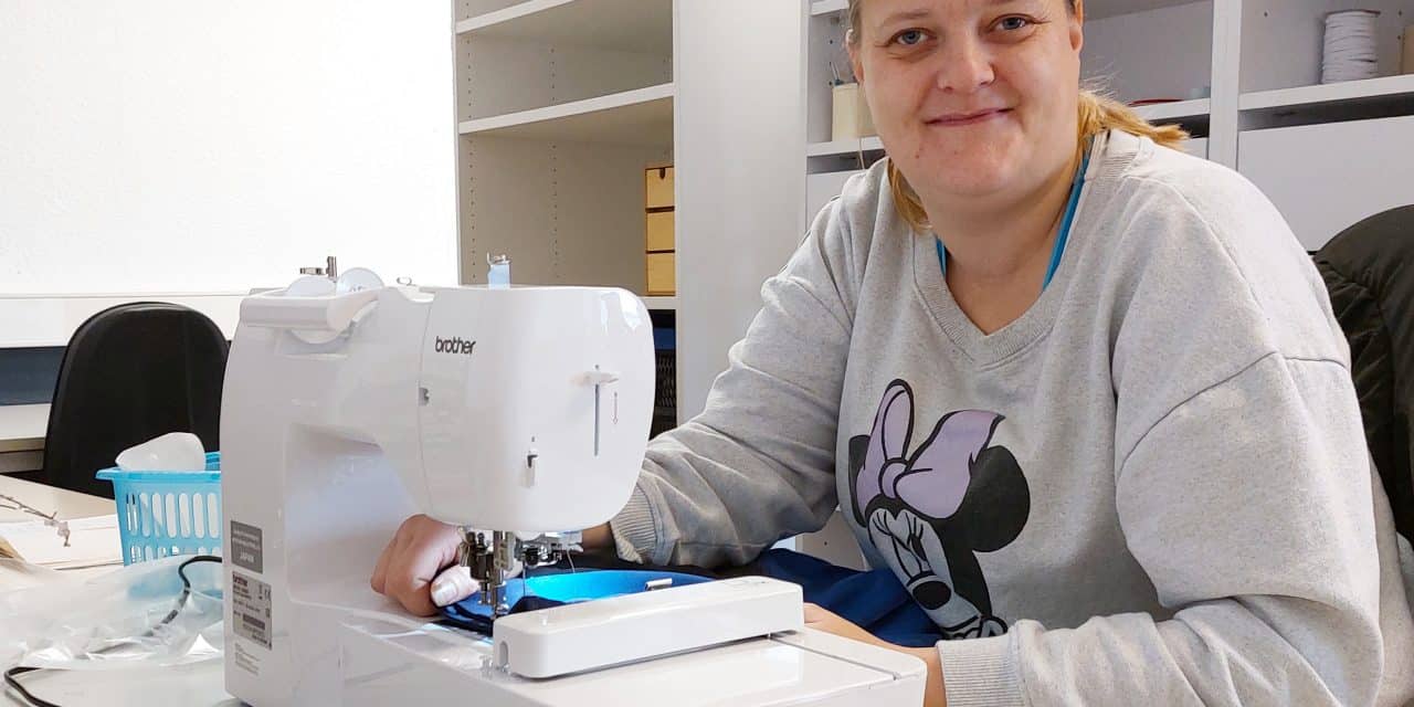 Reparieren statt Wegwerfen: Neue Nähwerkstatt im CarLa Secondhand-Kaufhaus