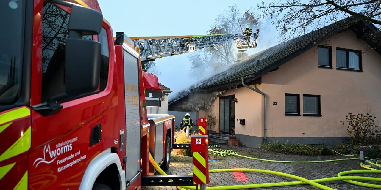 Dachstuhlbrand in Worms-Horchheim – Wohnhaus unbewohnbar, hoher Sachschaden