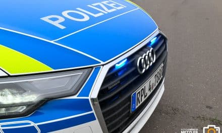 Verkehrsunfall auf Parkplatz: Fahrer hinterlässt nur Zettel – Polizei warnt