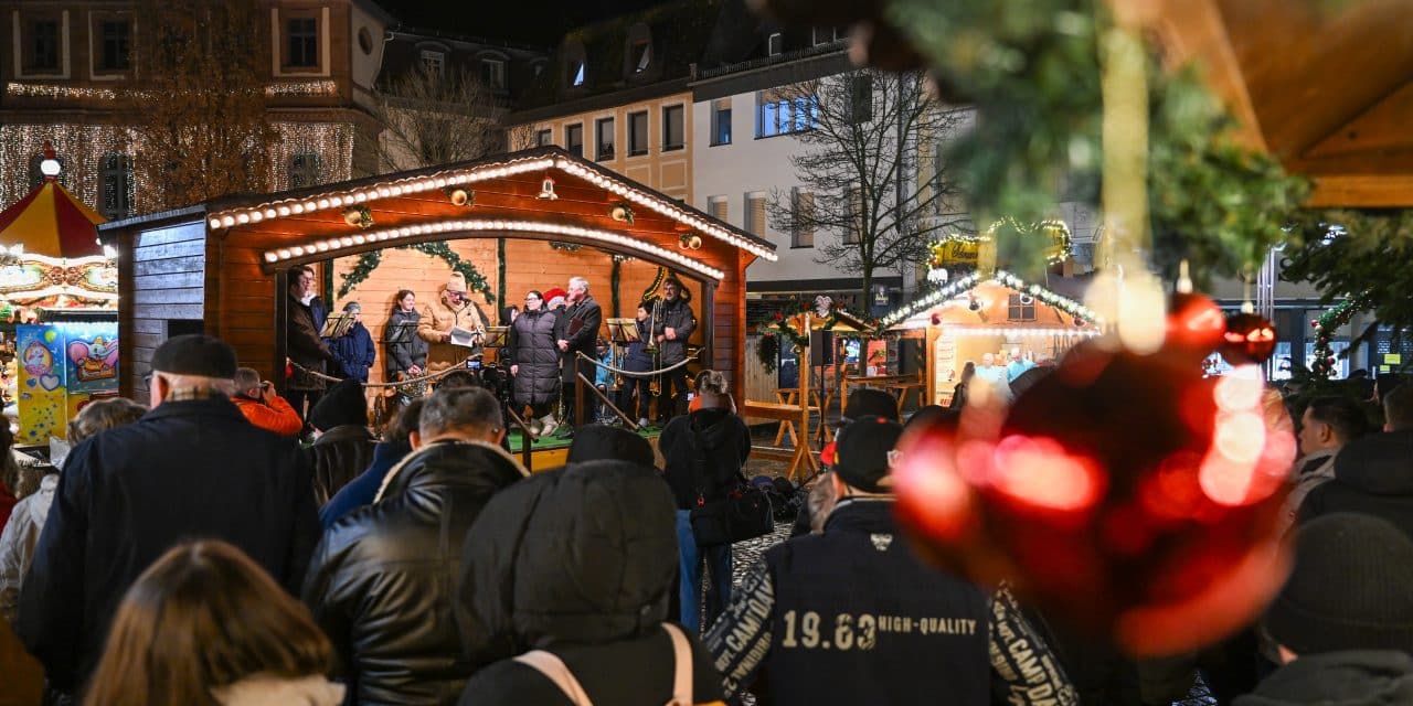 Trotz Regen am Montagabend: Wormser Weihnachtsmarkt startet stimmungsvoll in die Adventszeit