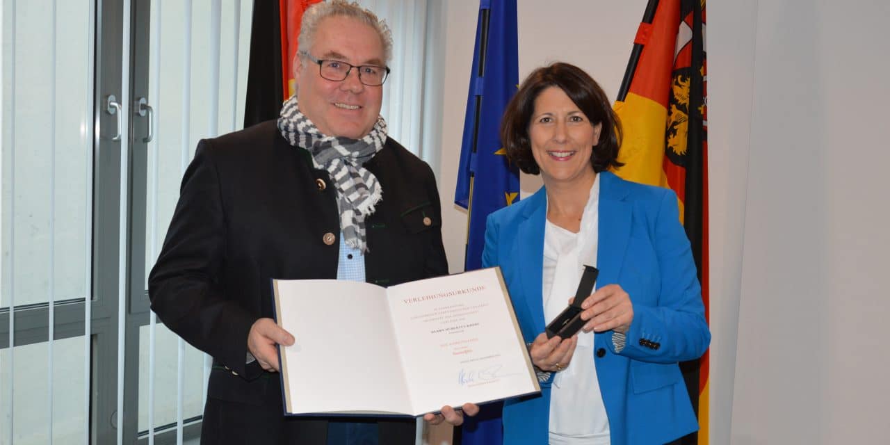 Auszeichnung im Weinbau: Schmitt ehrt drei engagierte Agrarberichterstatter