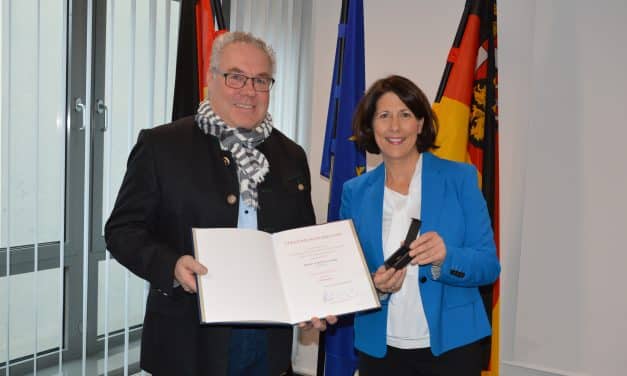 Auszeichnung im Weinbau: Schmitt ehrt drei engagierte Agrarberichterstatter