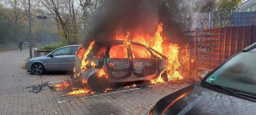 Fahrzeugbrand in der Küchlerstraße – Feuerwehr Worms verhindert Übergreifen der Flammen