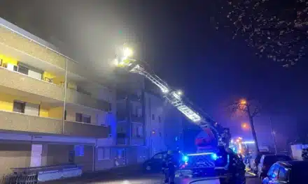 Zimmerbrand in Worms-Neuhausen – Feuerwehr rettet zwölf Personen aus Mehrfamilienhaus