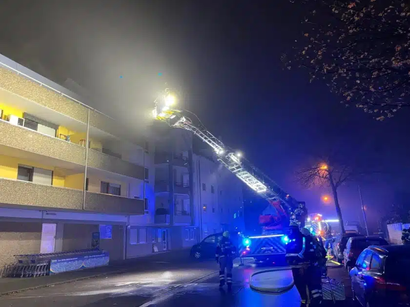 Zimmerbrand in Worms-Neuhausen – Feuerwehr rettet zwölf Personen aus Mehrfamilienhaus