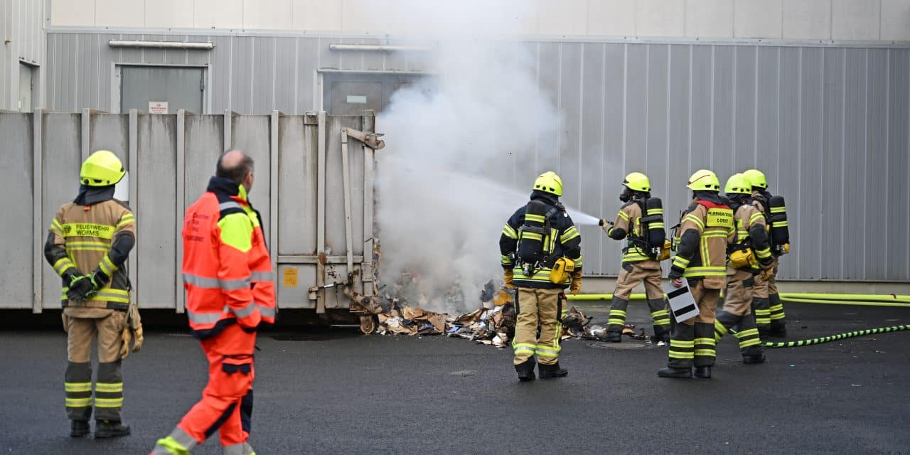 Nach Brand im WEP: Brennende Müllpresse führte zur Räumung von Aldi und KiK