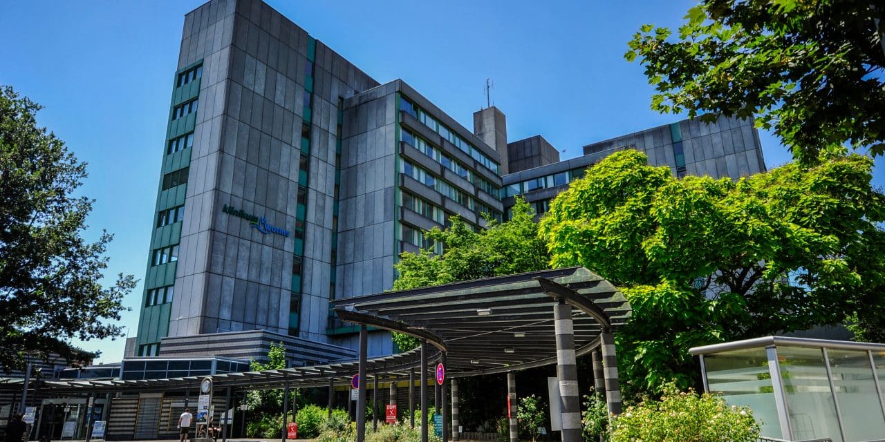 Klinikum Worms setzt leuchtendes Zeichen gegen Gewalt an Frauen