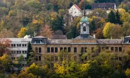 Bedrohlicher Schriftzug auf Schultoilette in Neustadt: Polizei ermittelt nach Amokdrohung – Unterricht vorsorglich beendet
