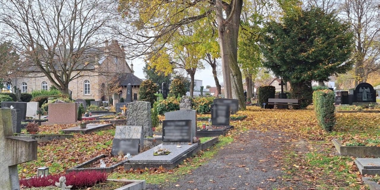 Neue Nähe auf dem Friedhof: Die Plauderbank lädt zum Austausch ein