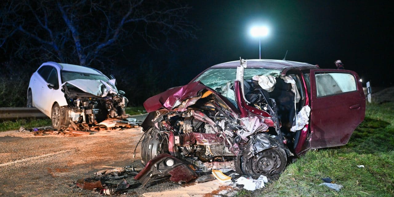 Tödlicher Frontalcrash auf der B271 – junge Frau stirbt, Mann schwer verletzt